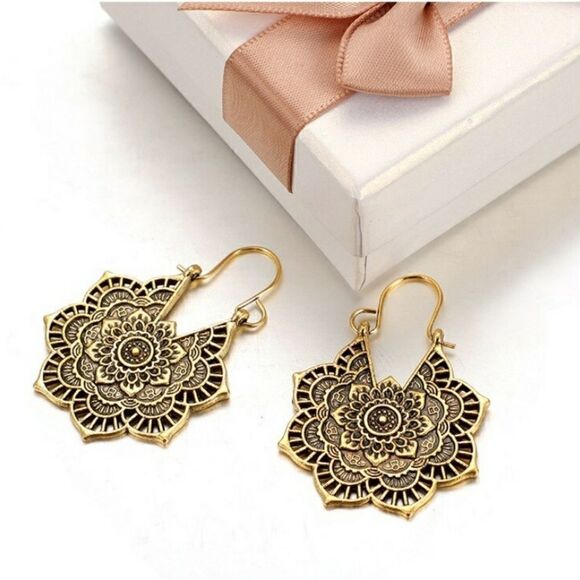 GOLDTONE FLORAL Earrings Classic Jewelry - Picture 1 of 5